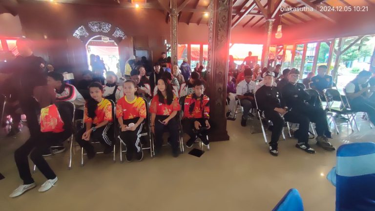 Atlet dan Pelatih Berprestasi Terima Reward